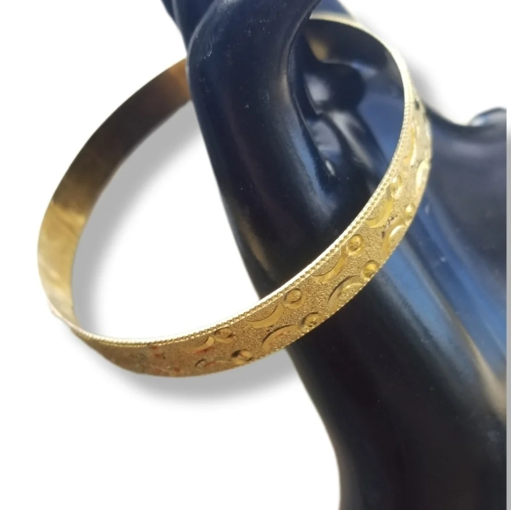 VINTAGE GOLDPLATED BANGLE BRACELET WITH DIAMOND CUT DESIGN DETAIL